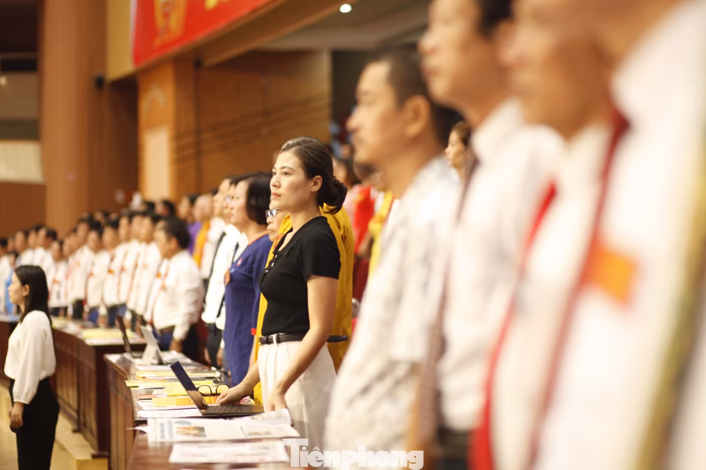 Đại biểu chào cờ tại Đại hội Mặt trận Tổ quốc tỉnh Bắc Ninh lần thứ XIV. Ảnh: Nguyễn Thắng