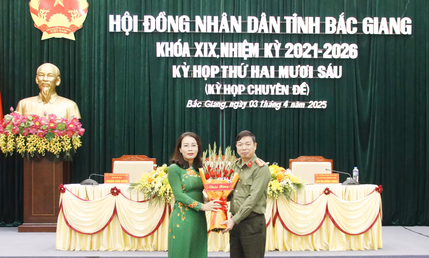 Phó Bí thư Thường trực Tỉnh ủy, Chủ tịch HĐND tỉnh Bắc Giang Nguyễn Thị Hương tặng hoa chúc mừng Đại tá Nguyễn Quang Vinh. Phó Bí thư Thường trực Tỉnh ủy, Chủ tịch HĐND tỉnh Bắc Giang Nguyễn Thị Hương tặng hoa chúc mừng Đại tá Nguyễn Quang Vinh.