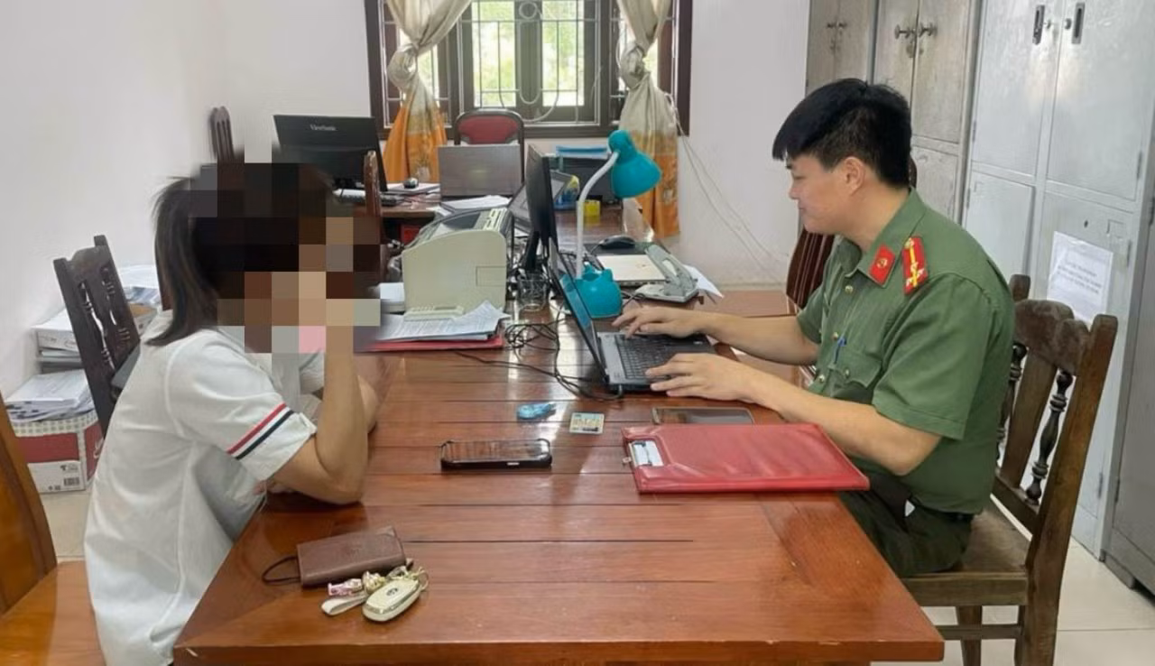Công an huyện Tân Yên triệu tập và nhắc nhở công dân đưa thông tin sai sự thật về Tổng Bí thư lên mạng xã hội Công an huyện Tân Yên triệu tập và nhắc nhở công dân đưa thông tin sai sự thật về Tổng Bí thư lên mạng xã hội