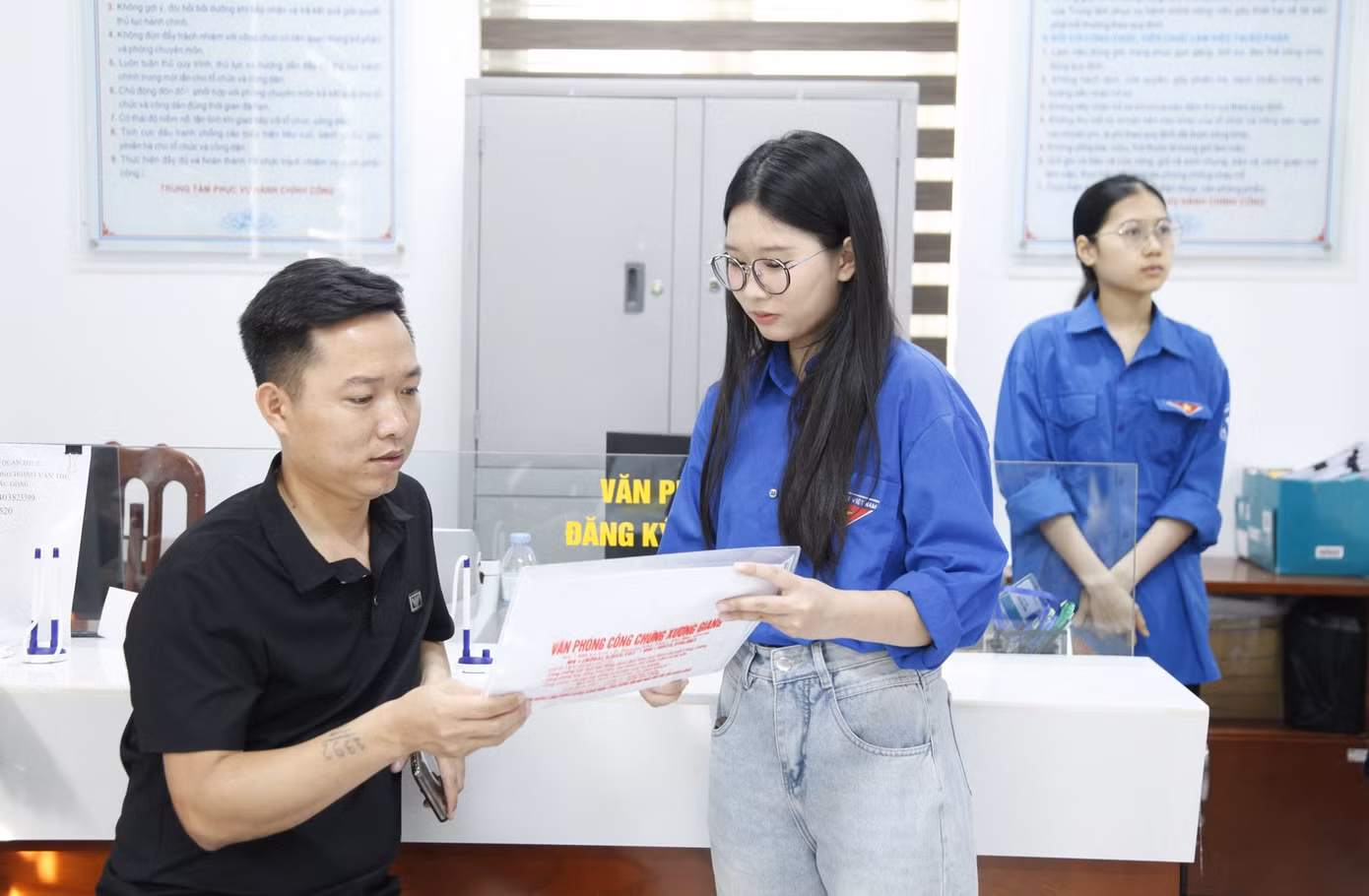 Đoàn viên tỉnh Bắc Ninh hỗ trợ người dân làm thủ tục hành chính. Ảnh: Nguyễn Thắng