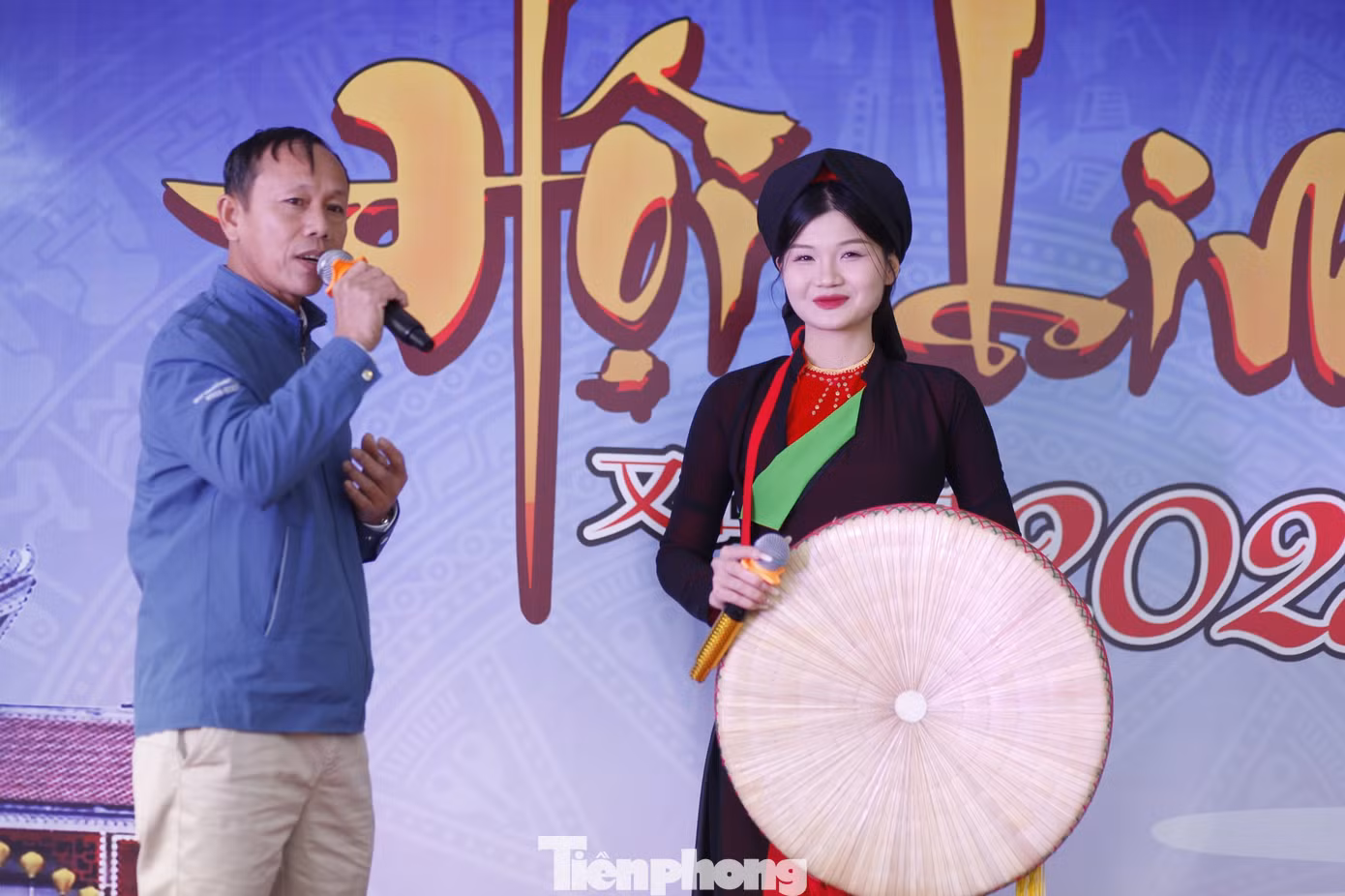 Chị hai Thanh giao lưu hát quan họ với du khách. Liền chị Thanh rất vui vì có nhiều người đến với hội Lim. Ảnh: Nguyễn Thắng.