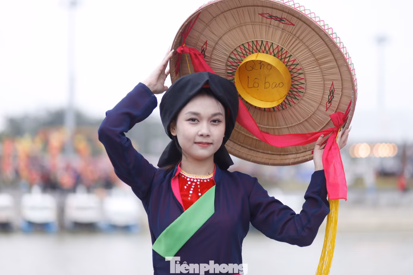 Chị hai quan họ với nón quai thao thu hút du khách. Ảnh: Nguyễn Thắng.