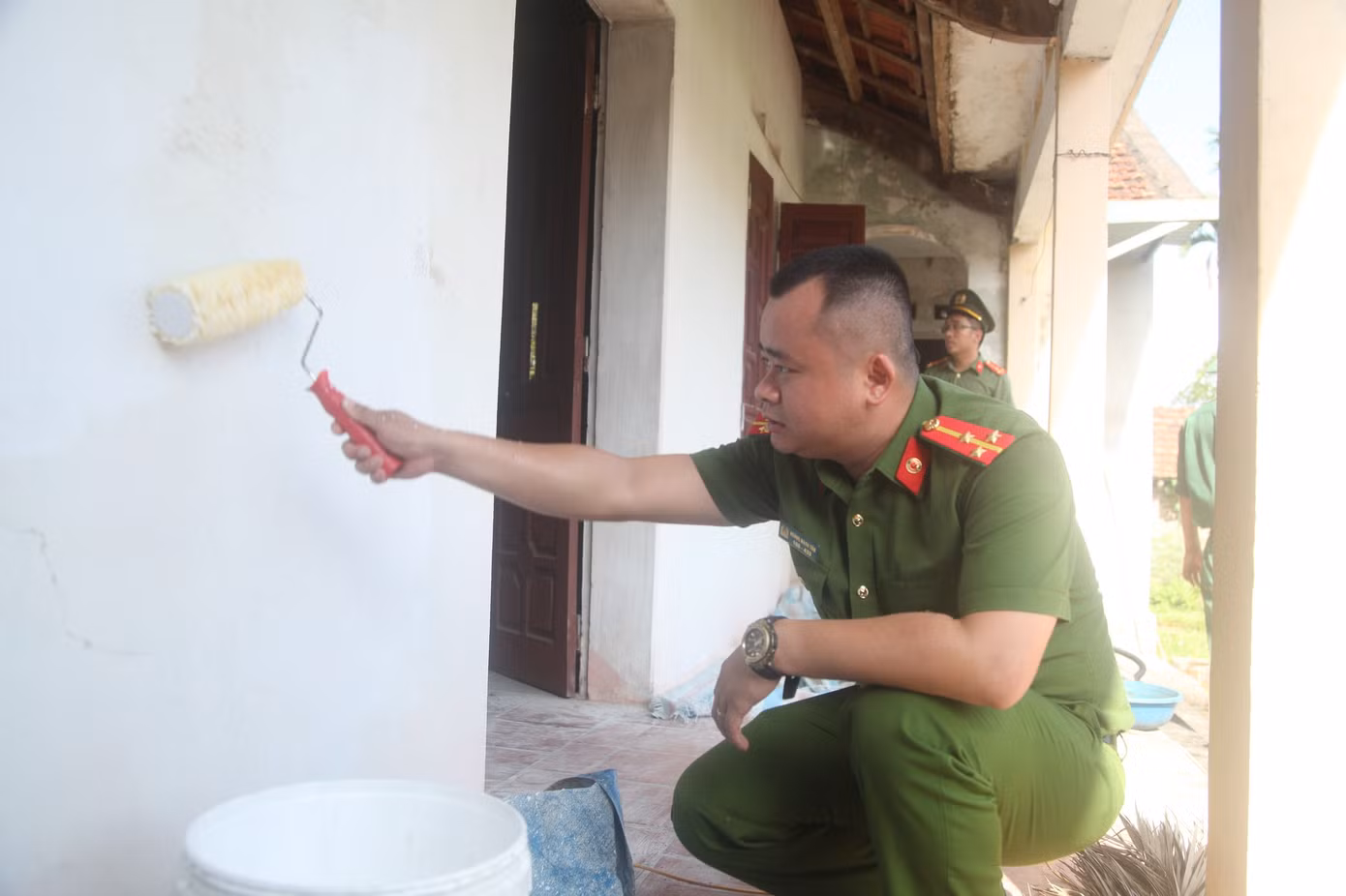 Tuổi trẻ Công an Bắc Giang sơn sửa nhà giúp hộ nghèo. Ảnh: Nguyễn Thắng Tuổi trẻ Công an Bắc Giang sơn sửa nhà giúp hộ nghèo. Ảnh: Nguyễn Thắng
