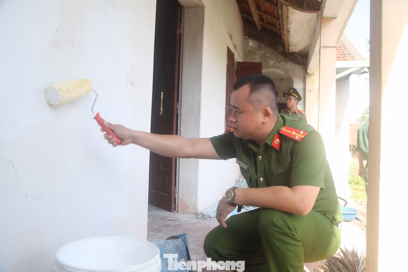 Tuổi trẻ Công an Bắc Giang sơn sửa nhà giúp hộ nghèo. Ảnh: Nguyễn Thắng Tuổi trẻ Công an Bắc Giang sơn sửa nhà giúp hộ nghèo. Ảnh: Nguyễn Thắng
