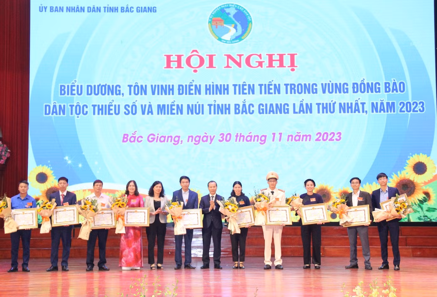 Bắc Giang tôn vinh điển hình tiên tiến đồng bào dân tộc thiểu số. Bắc Giang tôn vinh điển hình tiên tiến đồng bào dân tộc thiểu số.