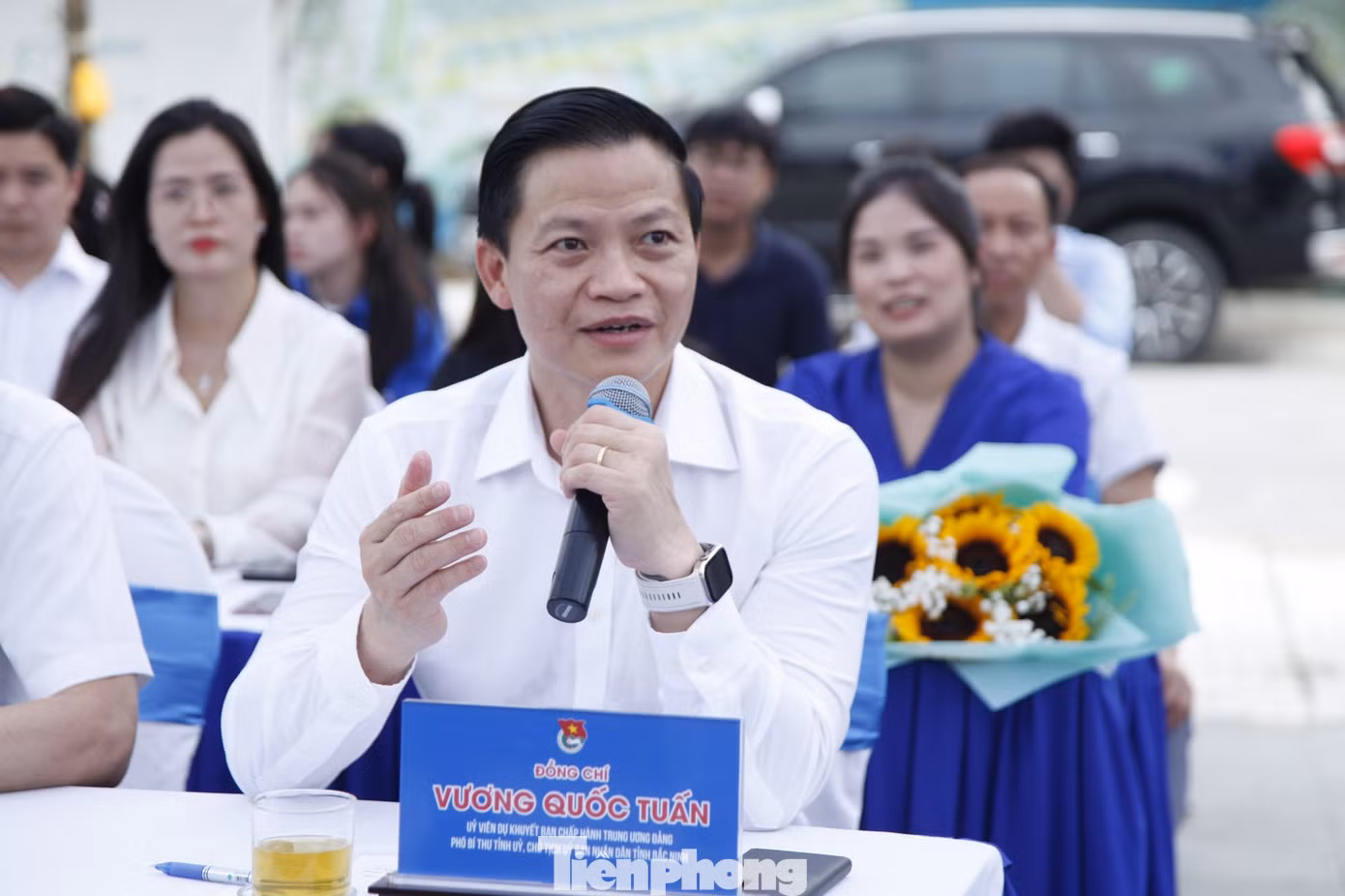 Chủ tịch UBND tỉnh Bắc Ninh đặt câu hỏi cho tác giả dự án khởi nghiệp tại chương trình. Ảnh: Nguyễn Thắng