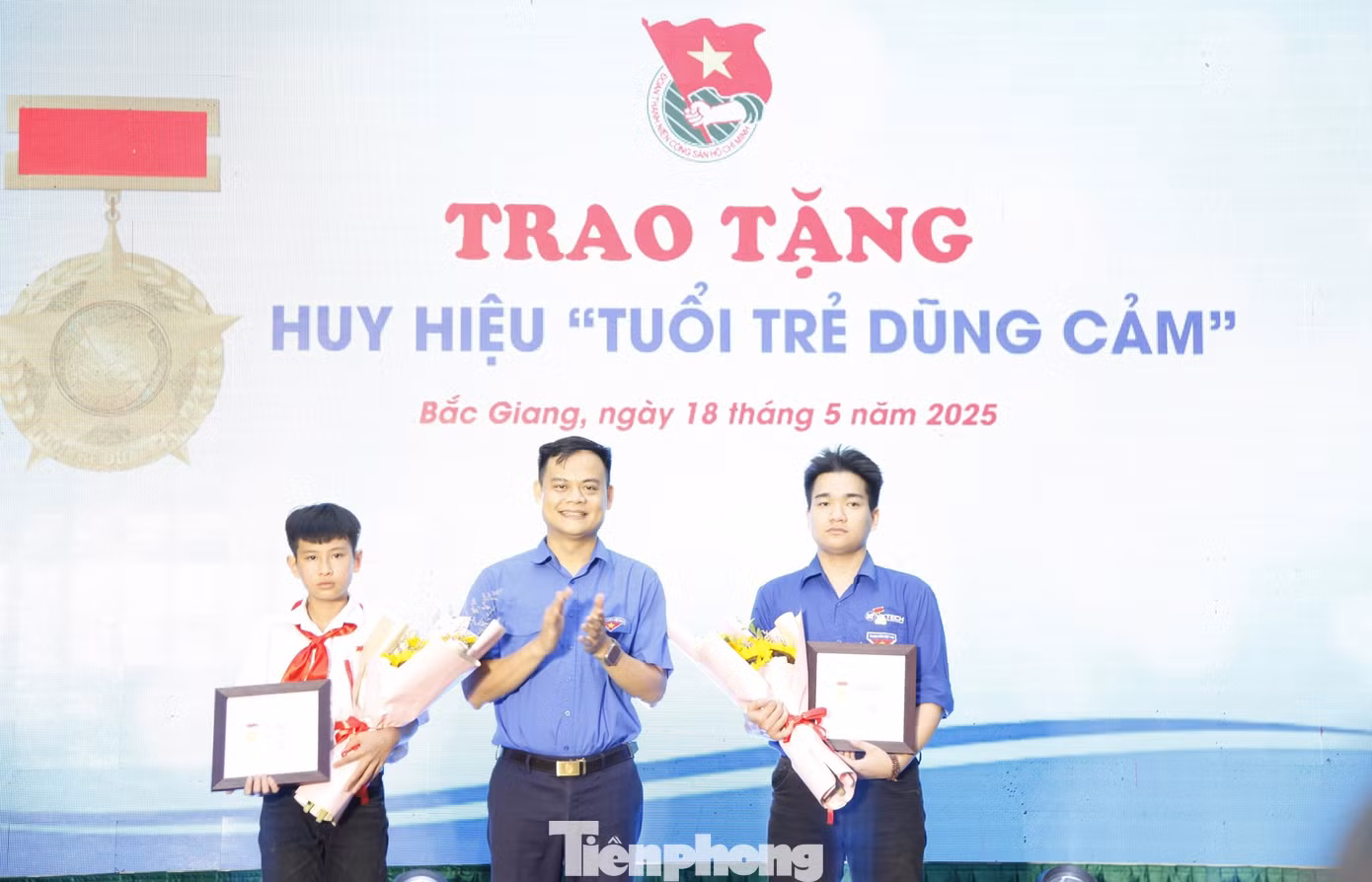 Tỉnh Đoàn Bắc Giang trao huy hiệu "Tuổi trẻ dũng cảm". Ảnh: Nguyễn Thắng Tỉnh Đoàn Bắc Giang trao huy hiệu "Tuổi trẻ dũng cảm". Ảnh: Nguyễn Thắng