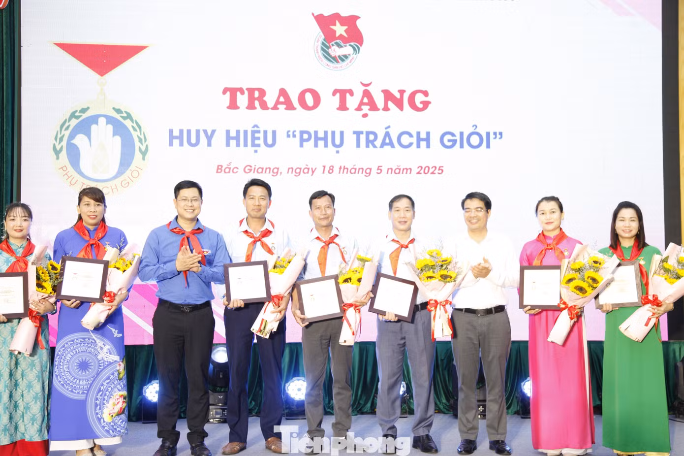Tỉnh Đoàn Bắc Giang trao huy hiệu "Phụ trách giỏi". Ảnh: Nguyễn Thắng Tỉnh Đoàn Bắc Giang trao huy hiệu "Phụ trách giỏi". Ảnh: Nguyễn Thắng