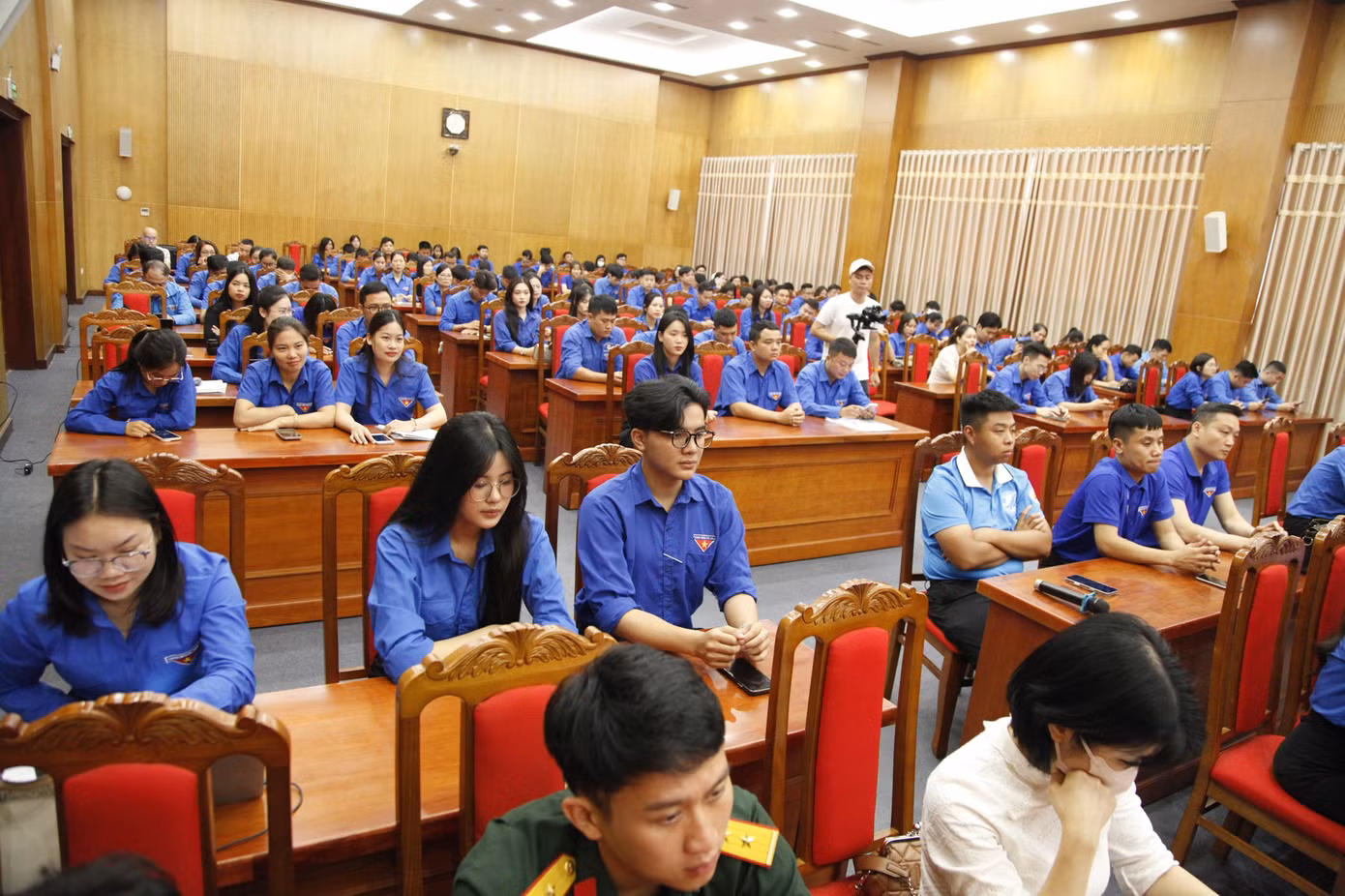 Khoảng 200 đoàn viên, thanh niên tham gia buổi đối thoại với Chủ tịch tỉnh Bắc Giang. Ảnh: Nguyễn Thắng