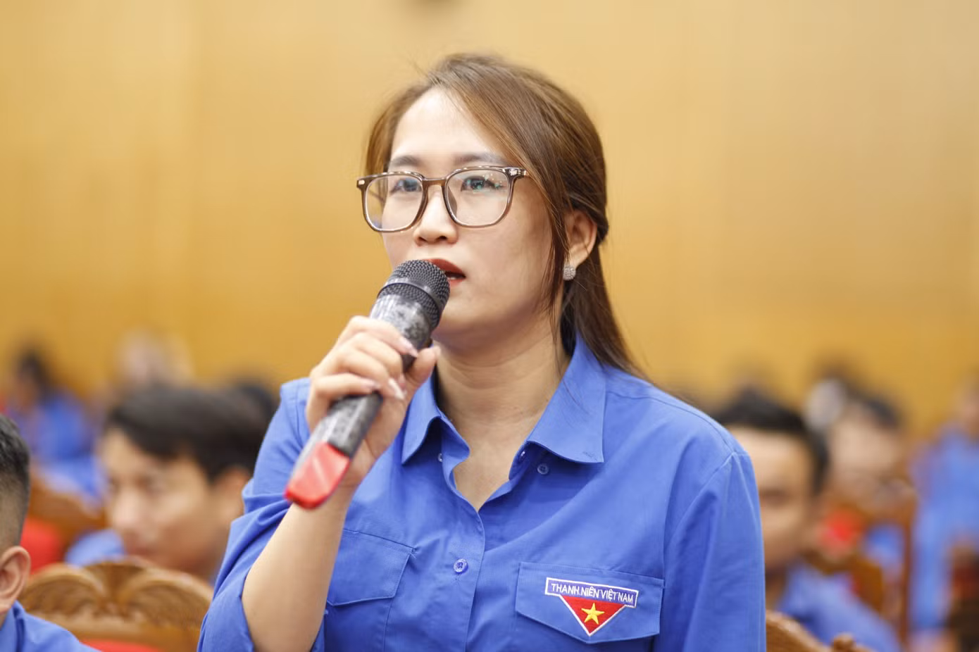 Phó Bí thư Huyện đoàn Lạng Giang Hà Thu Trang đặt câu hỏi với Chủ tịch UBND tỉnh Bắc Giang. Ảnh: Nguyễn Thắng