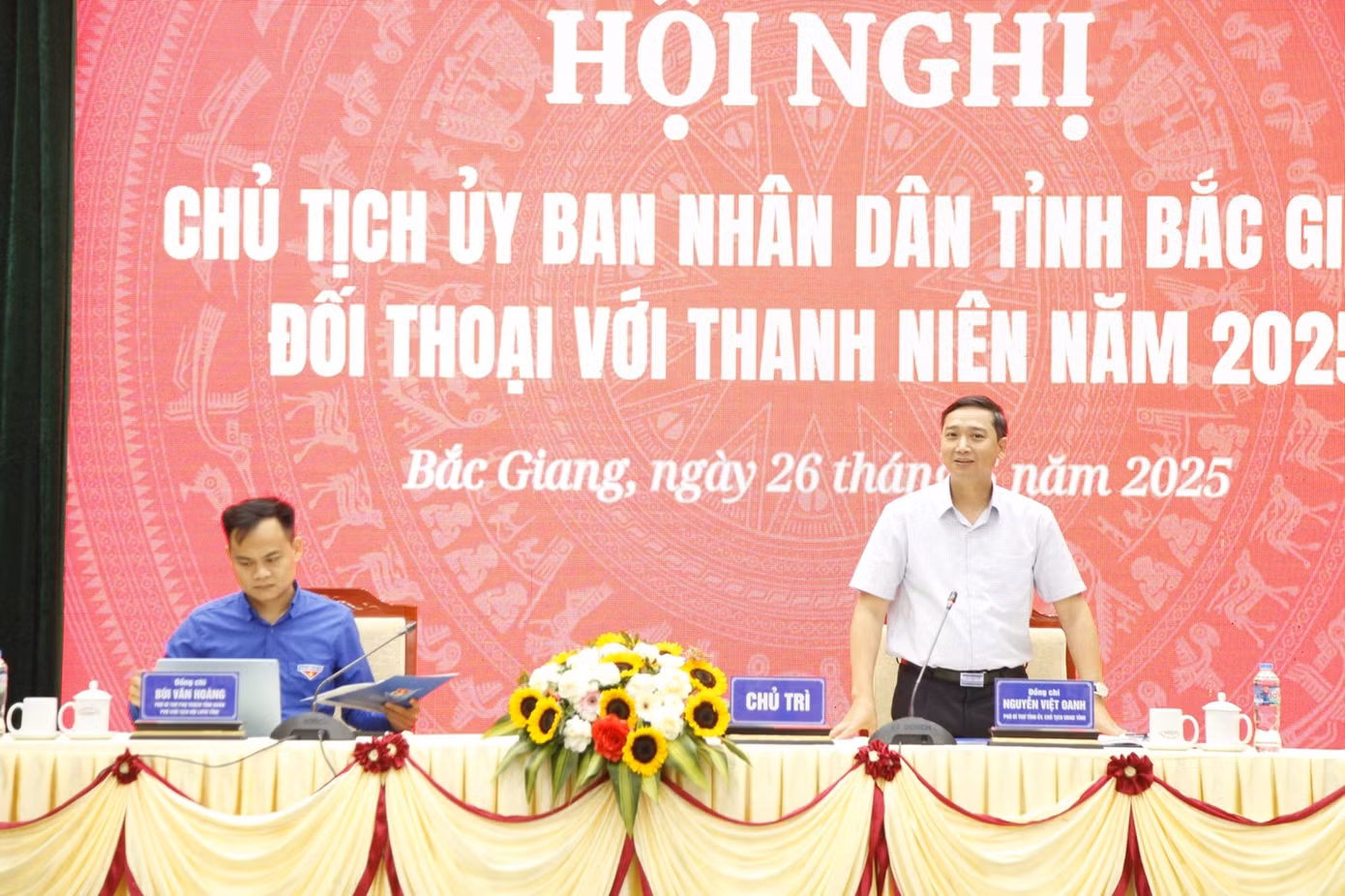 Chủ tịch UBND tỉnh Bắc Giang Nguyễn Việt Oanh (đứng) và Phó Bí thư Tỉnh Đoàn Bắc Giang Bùi Văn Hoàng đồng chủ trì buổi đối thoại. Ảnh: Nguyễn Thắng