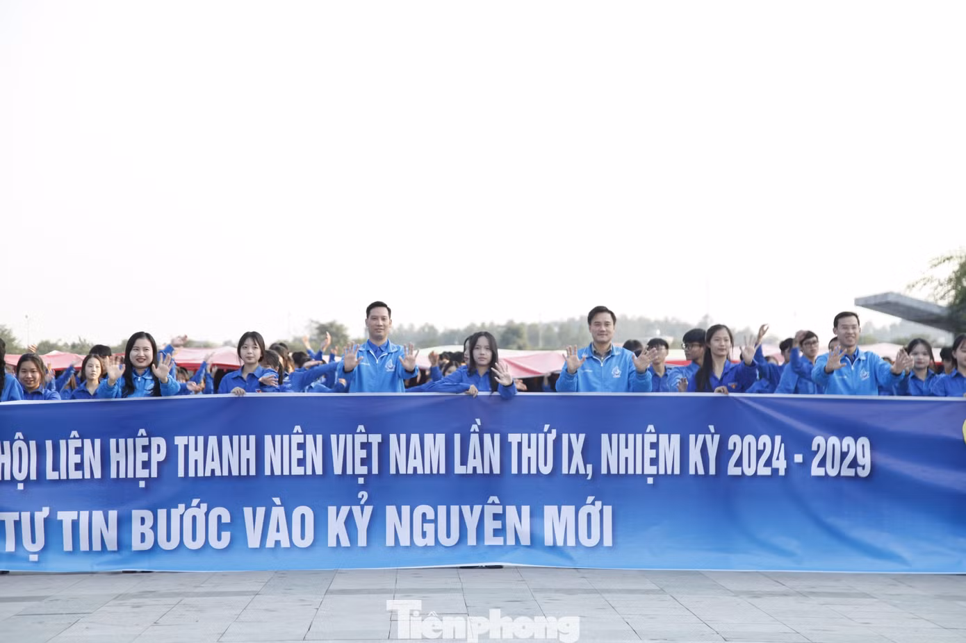 Lãnh đạo Tỉnh Đoàn Bắc Ninh tham gia đồng diễn cùng 1.000 đoàn viên. Ảnh: Nguyễn Thắng