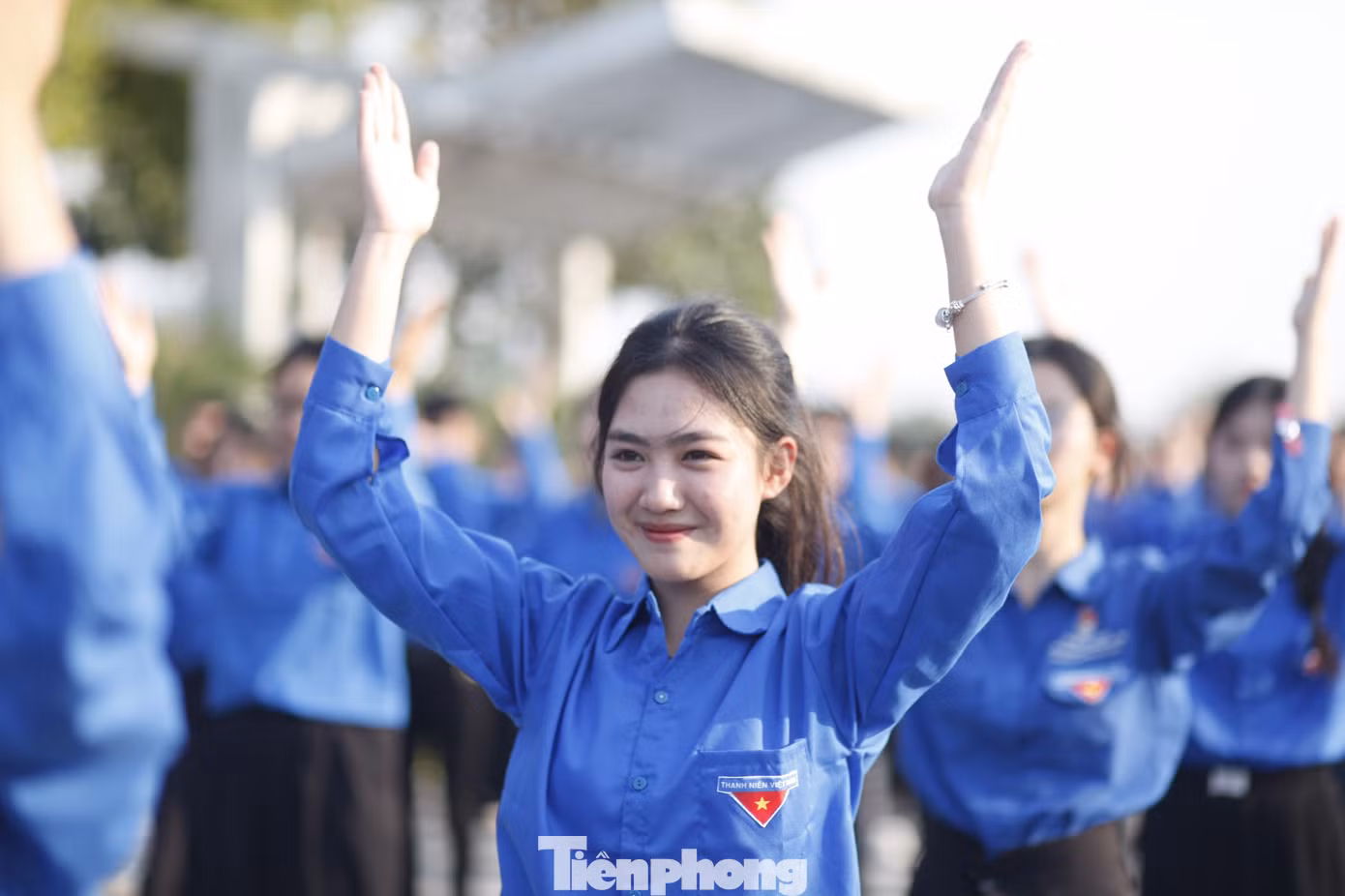 Màn đồng diễn thu hút nhiều người dân đến xem. Ảnh: Nguyễn Thắng