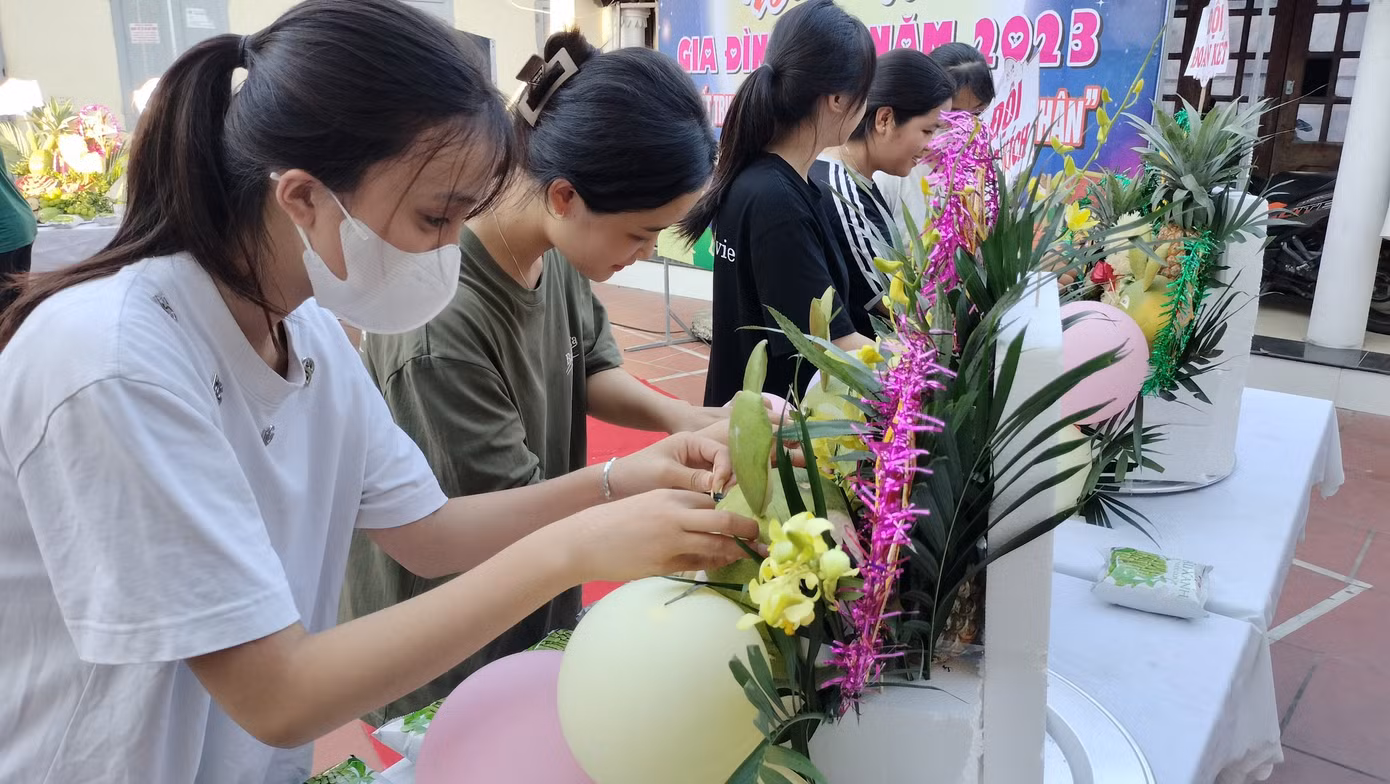 Đoàn viên và công nhân xóm trọ ở xã Nội Hoàng thi trang trí mâm cỗ Trung thu. Ảnh: Nguyễn Thắng. Đoàn viên và công nhân xóm trọ ở xã Nội Hoàng thi trang trí mâm cỗ Trung thu. Ảnh: Nguyễn Thắng.