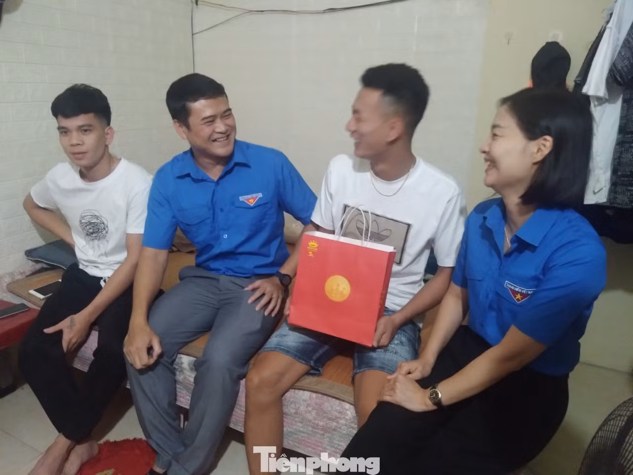 Anh Hoàng Văn Quân - Phó Chủ tịch Hội LHTN Bắc Giang (thứ 2 bên trái) tặng quà Trung thu cho công nhân tại nhà trọ. Ảnh: Nguyễn Thắng.