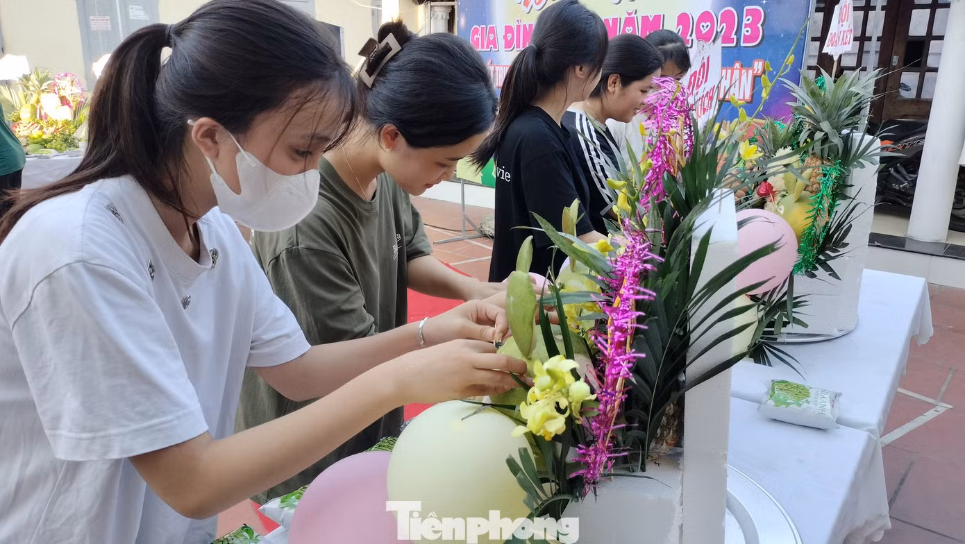 Đoàn viên và công nhân xóm trọ ở xã Nội Hoàng thi trang trí mâm cỗ Trung thu. Ảnh: Nguyễn Thắng.