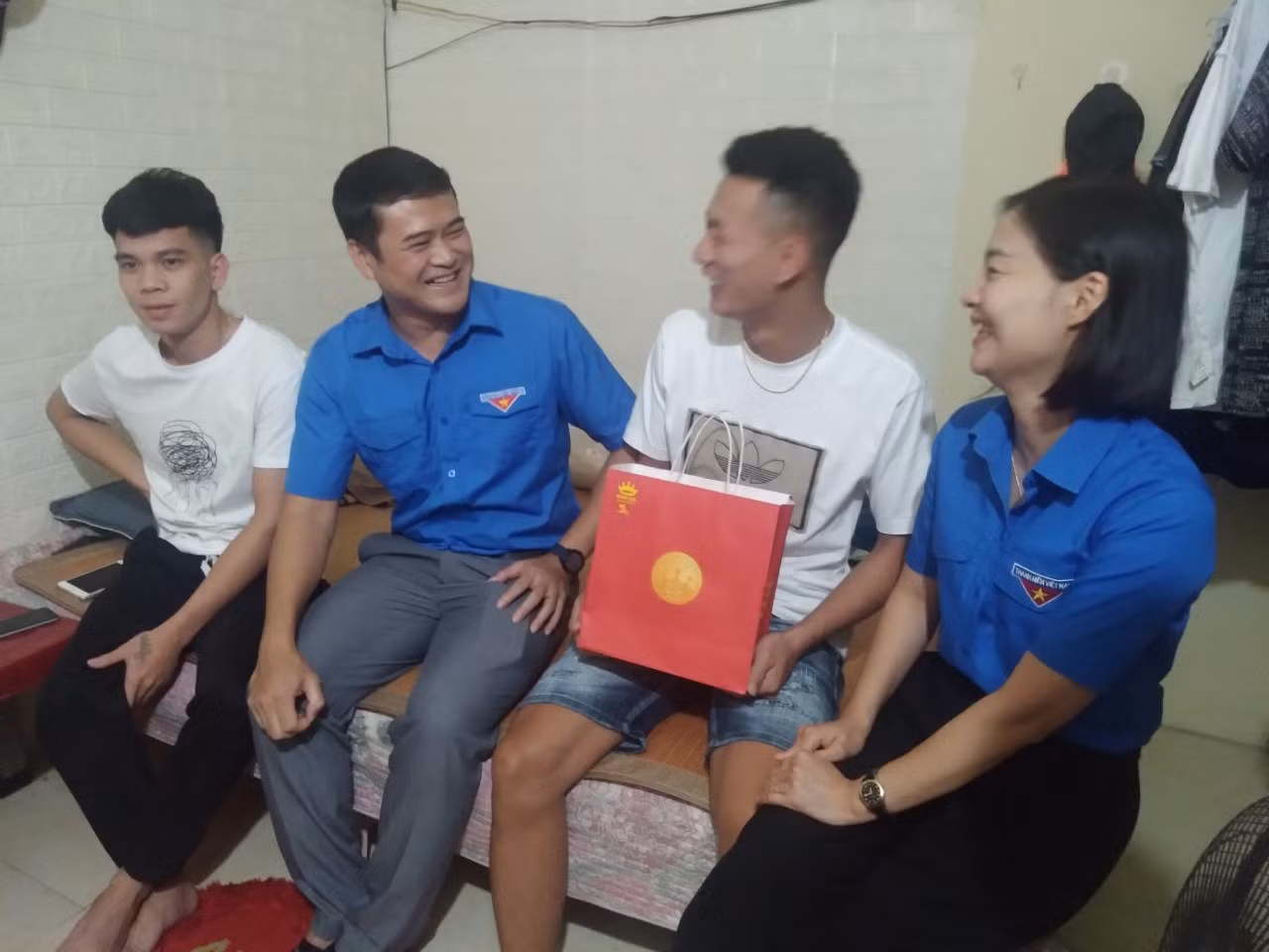 Anh Hoàng Văn Quân - Phó Chủ tịch Hội LHTN Bắc Giang (thứ 2 bên trái) tặng quà Trung thu cho công nhân tại nhà trọ. Ảnh: Nguyễn Thắng. Anh Hoàng Văn Quân - Phó Chủ tịch Hội LHTN Bắc Giang (thứ 2 bên trái) tặng quà Trung thu cho công nhân tại nhà trọ. Ảnh: Nguyễn Thắng.