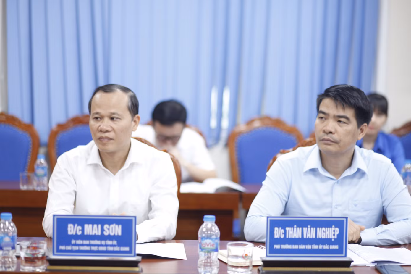 Phó Chủ tịch Thường trực UBND tỉnh Bắc Giang Mai Sơn (bên trái) dự hội nghị. Ảnh: Nguyễn Thắng