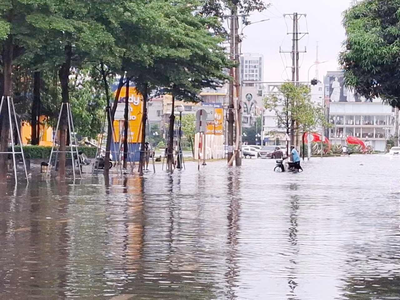 Khu vực Quảng trường 3/2 ở phường Bắc Giang bị ngập sâu khi trời mưa to. Ảnh: Nguyễn Thắng Khu vực Quảng trường 3/2 ở phường Bắc Giang bị ngập sâu khi trời mưa to. Ảnh: Nguyễn Thắng