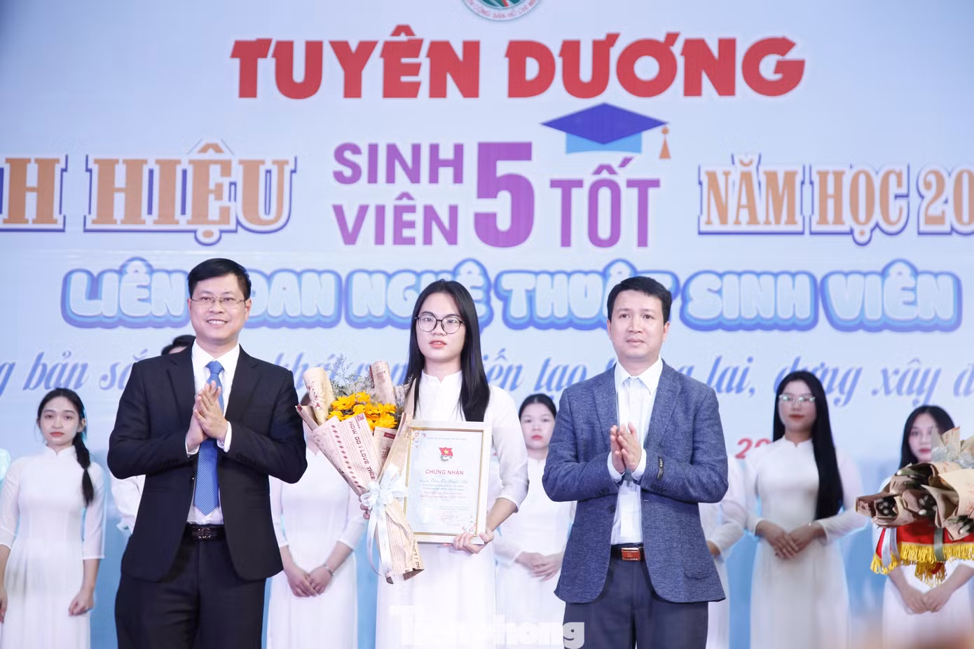 Tỉnh Đoàn Bắc Giang tuyên dương Sinh viên 5 tốt. Ảnh: Nguyễn Thắng