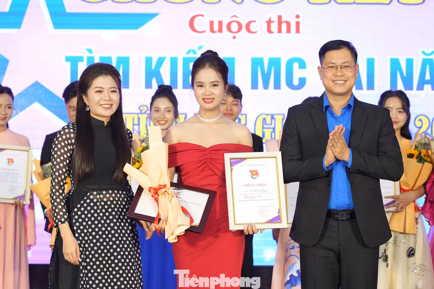Tỉnh Đoàn Bắc Giang trao giải Nhất cho thí sinh Vi Hương Giang.