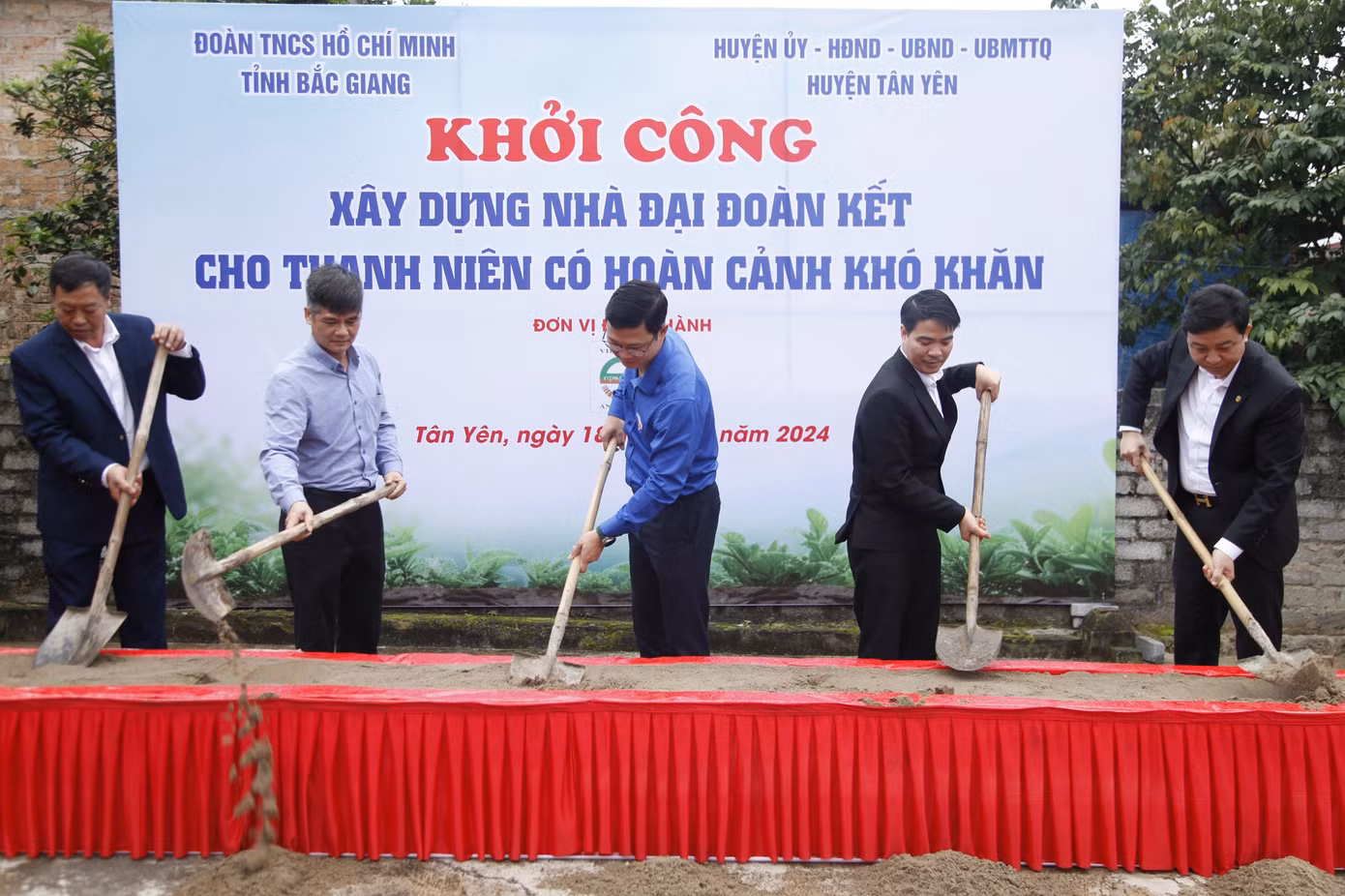 Tỉnh Đoàn Bắc Giang phối hợp với huyện Tân Yên khởi công xây dựng nhà cho gia đình anh Thắng. Ảnh: Nguyễn Thắng