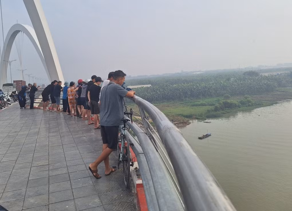 Người dân theo dõi cơ quan chức năng tìm kiếm hai nữ sinh nghi nhảy cầu Kinh Dương Vương tự tử. Người dân theo dõi cơ quan chức năng tìm kiếm hai nữ sinh nghi nhảy cầu Kinh Dương Vương tự tử.