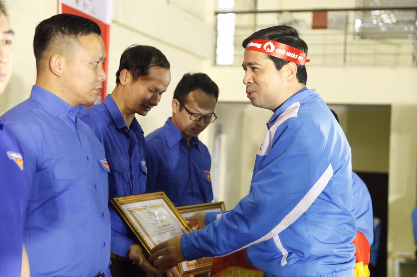 Bí thư Tỉnh Đoàn Bắc Ninh Nguyễn Đức Sâm khen thưởng đoàn viên hiến máu tiêu biểu. Ảnh: Nguyễn Thắng Bí thư Tỉnh Đoàn Bắc Ninh Nguyễn Đức Sâm khen thưởng đoàn viên hiến máu tiêu biểu. Ảnh: Nguyễn Thắng