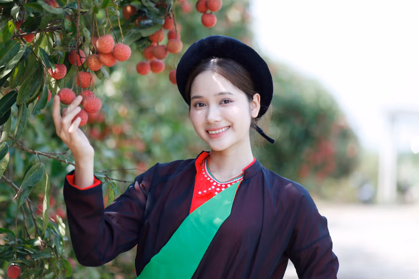 Nhiều bạn trẻ thích thú chụp ảnh với vườn vải thiều chín đỏ ở huyện Lục Ngạn và thị xã Chũ (tỉnh Bắc Giang). Ảnh: Nguyễn Thắng