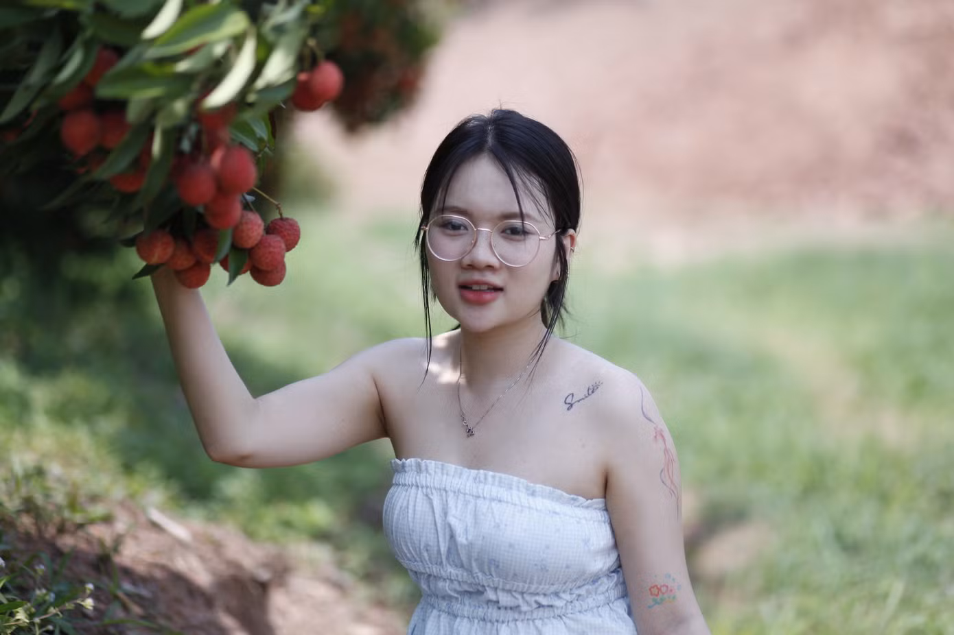 Nguyễn Thị Huyền Trang ở tỉnh Hà Tĩnh cảm thấy ấn tượng khi đến với huyện Lục Ngạn - thủ phủ vải thiều của tỉnh Bắc Giang. Ảnh: Nguyễn Thắng