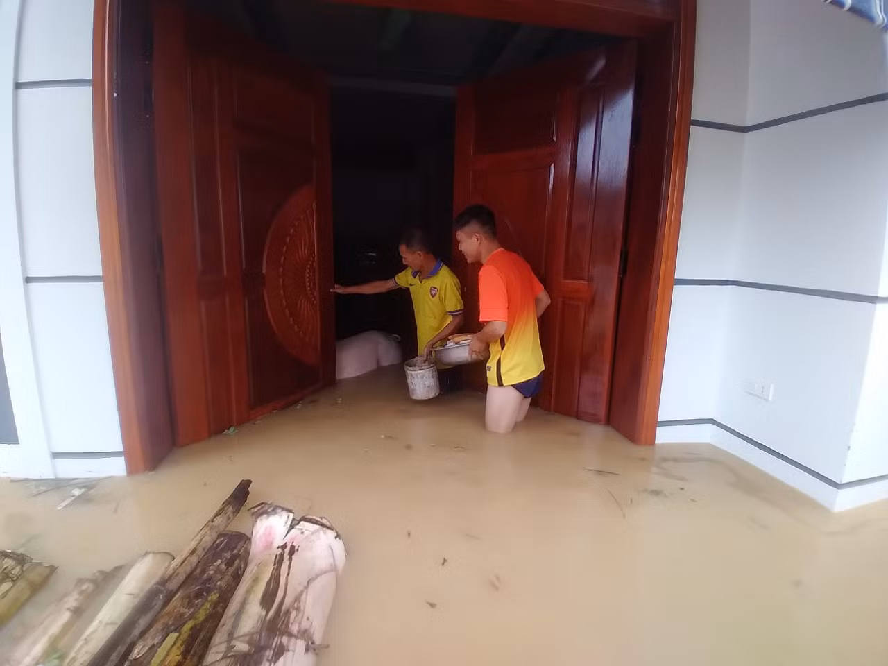 Người dân đưa lợn lên nhà để tránh nước lũ. Ảnh: Nguyễn Thắng