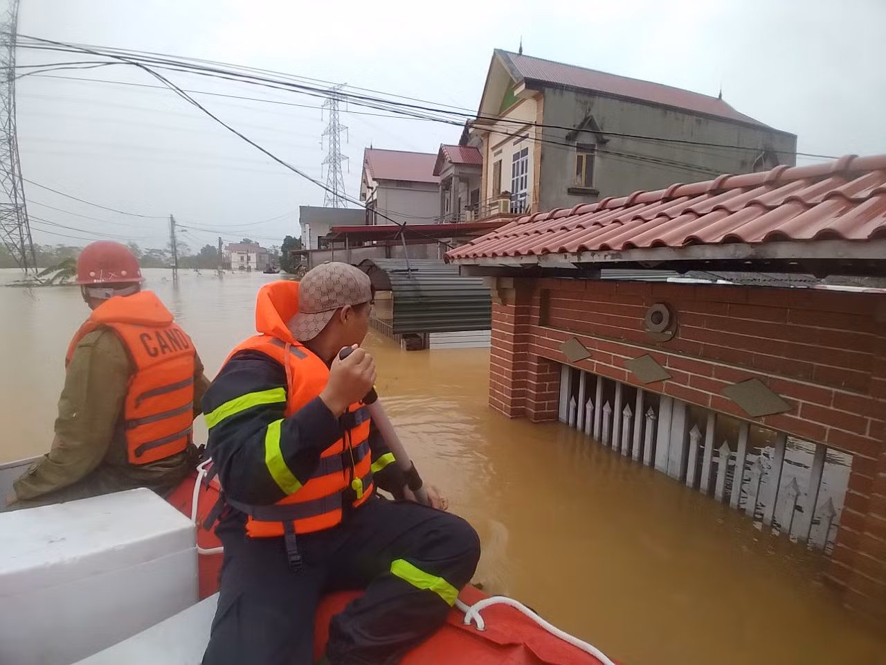 Sáng sớm 11/9, trời đổ mưa to, phóng viên báo Tiền Phong tiếp tục theo xuồng cứu hộ của lực lượng công an và quân đội đến thôn Đa Hội. Cả thôn chìm trong biển nước. Ảnh: Nguyễn Thắng