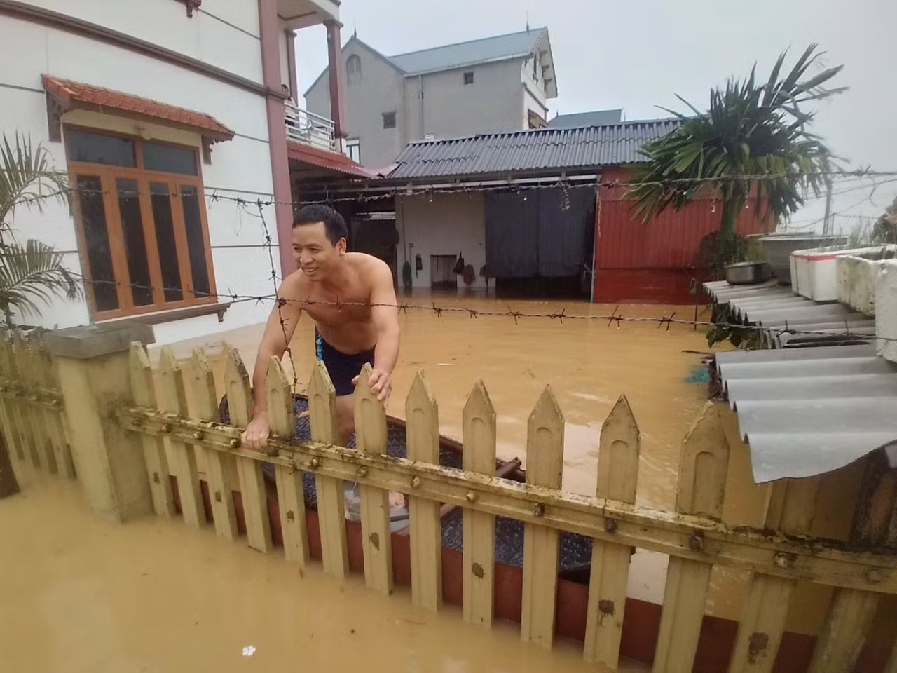 Nhà dân bị ngập sâu trong nước lũ. Ảnh: Nguyễn Thắng