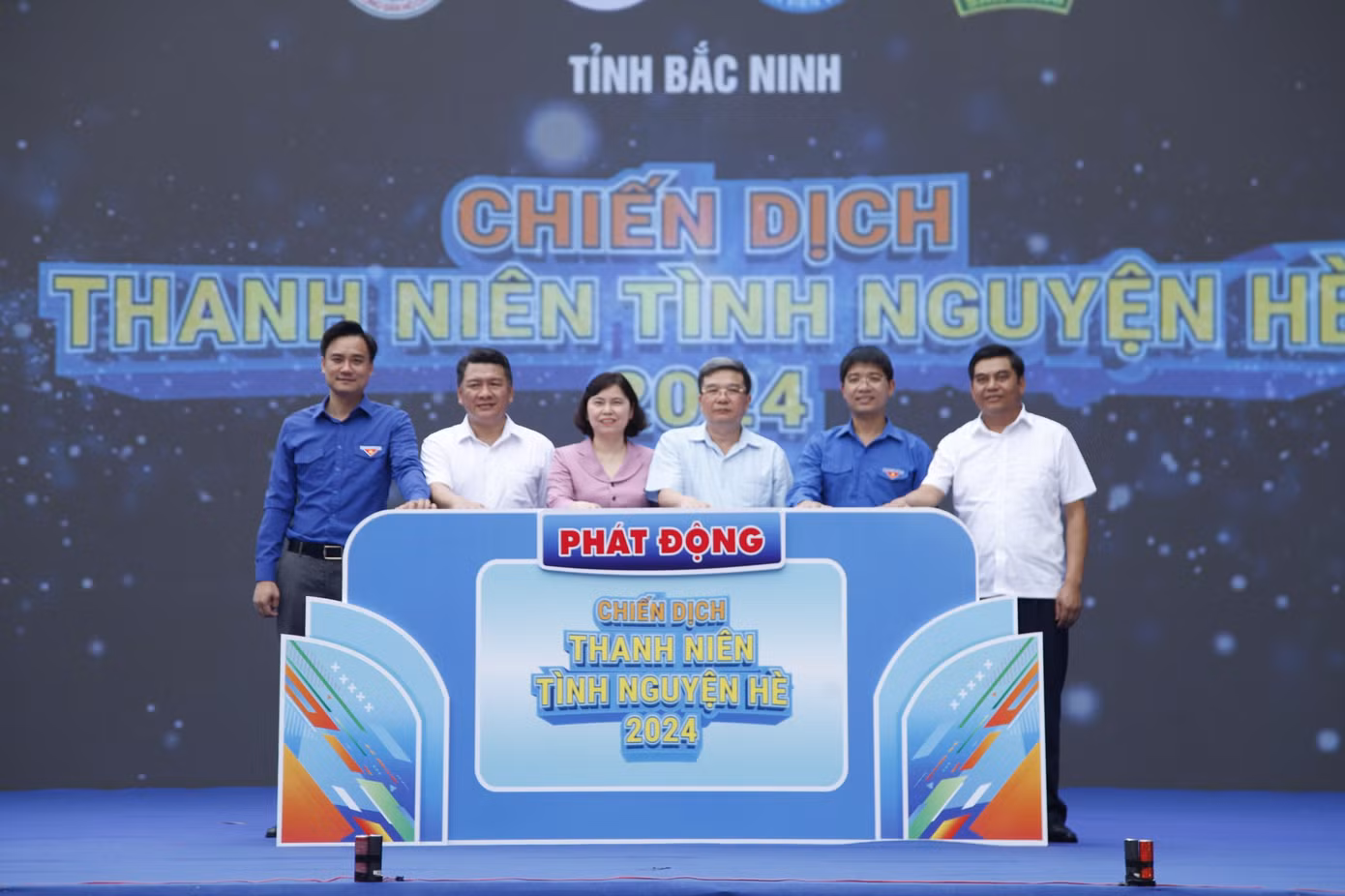 Lãnh đạo HĐND, Ban Dân vận Tỉnh ủy và Tỉnh Đoàn Bắc Ninh ấn nút phát động chiến dịch. Ảnh: Nguyễn Thắng