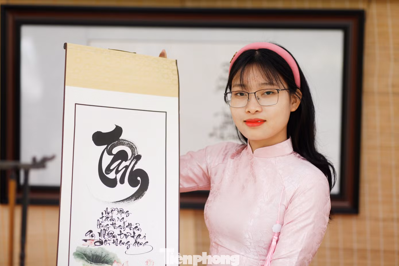 Cô đồ viết thư pháp tại chùa Bổ Đà là Tống Thị Dung, 27 tuổi, ở xã Trung Sơn, thị xã Việt Yên, Bắc Giang. Theo cô đồ Dung, năm nay, nhiều người thích chữ bình an và chữ trí. Ảnh: Nguyễn Thắng