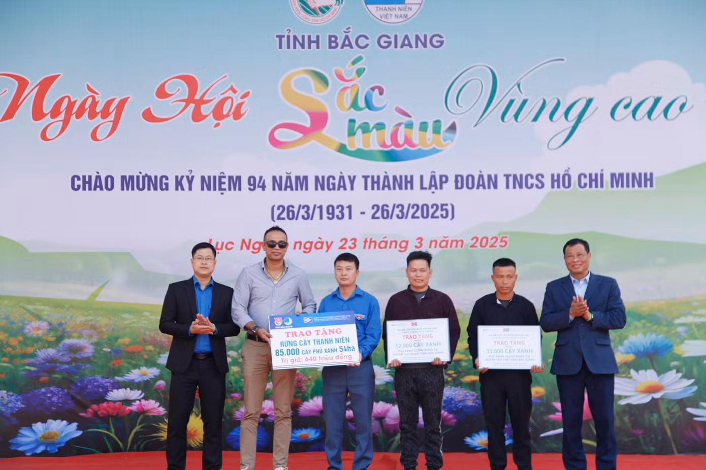 Tỉnh Đoàn Bắc Giang và đơn vị tài trợ trao tặng 85.000 cây phủ xanh trên 54 ha đất trống, đồi trọc tại xã Canh Nậu, xã Đồng Vương (huyện Yên Thế), xã Tân Sơn, xã Sa Lý (huyện Lục Ngạn), tổng trị giá 640 triệu đồng. Ảnh: Nguyễn Thắng