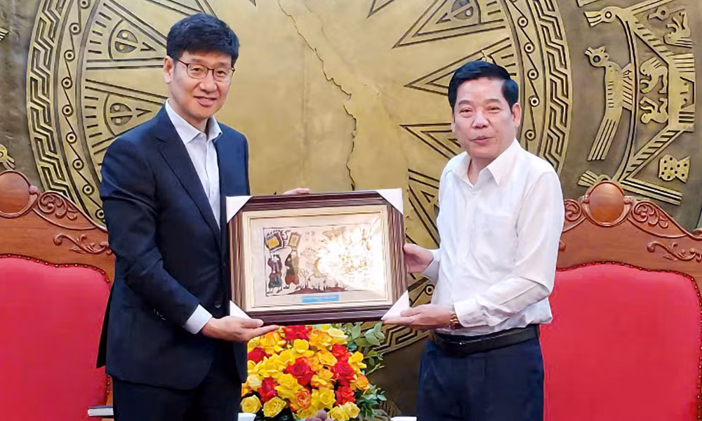 Bí thư Tỉnh ủy Bắc Ninh Nguyễn Văn Gấu (áo trắng) tặng sản phẩm làng nghề Bắc Ninh cho lãnh đạo Tập đoàn Samsung Việt Nam.