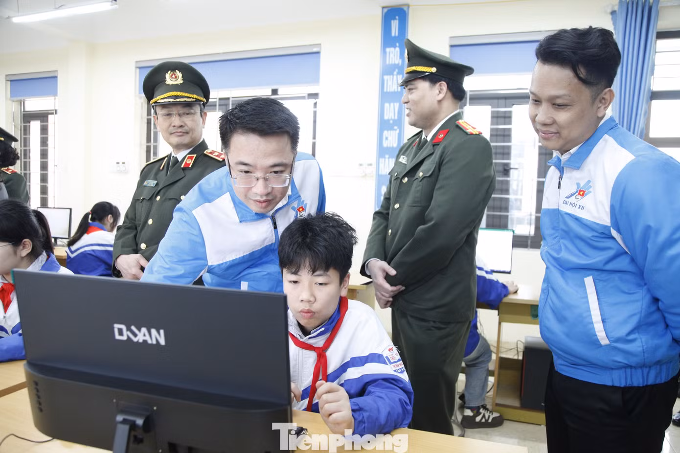 Bí thư Trung ương Đoàn, Chủ tịch Hội LHTN Việt Nam Nguyễn Tường Lâm hướng dẫn học sinh sử dụng máy tính được trao tặng. Ảnh: Nguyễn Thắng