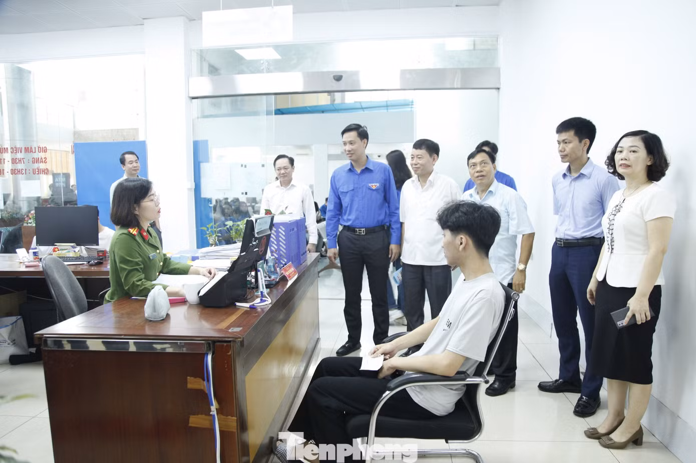 Đoàn viên, thanh niên Công an tỉnh Bắc Ninh hỗ trợ người dân giải quyết thủ tục hành chính. Ảnh: Nguyễn Thắng
