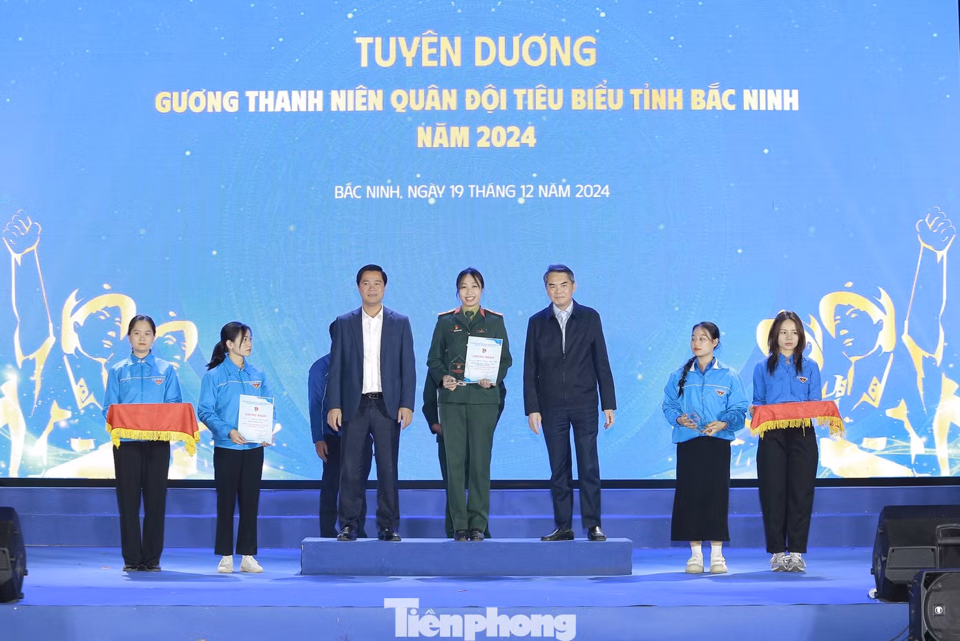 Ông Lê Xuân Lợi - Phó Chủ tịch UBND tỉnh (bên trái) và ông Vũ Minh Hiếu - Trưởng ban Nội chính tỉnh Bắc Ninh trao thưởng thanh niên tiêu biểu. Ông Lê Xuân Lợi - Phó Chủ tịch UBND tỉnh (bên trái) và ông Vũ Minh Hiếu - Trưởng ban Nội chính tỉnh Bắc Ninh trao thưởng thanh niên tiêu biểu.