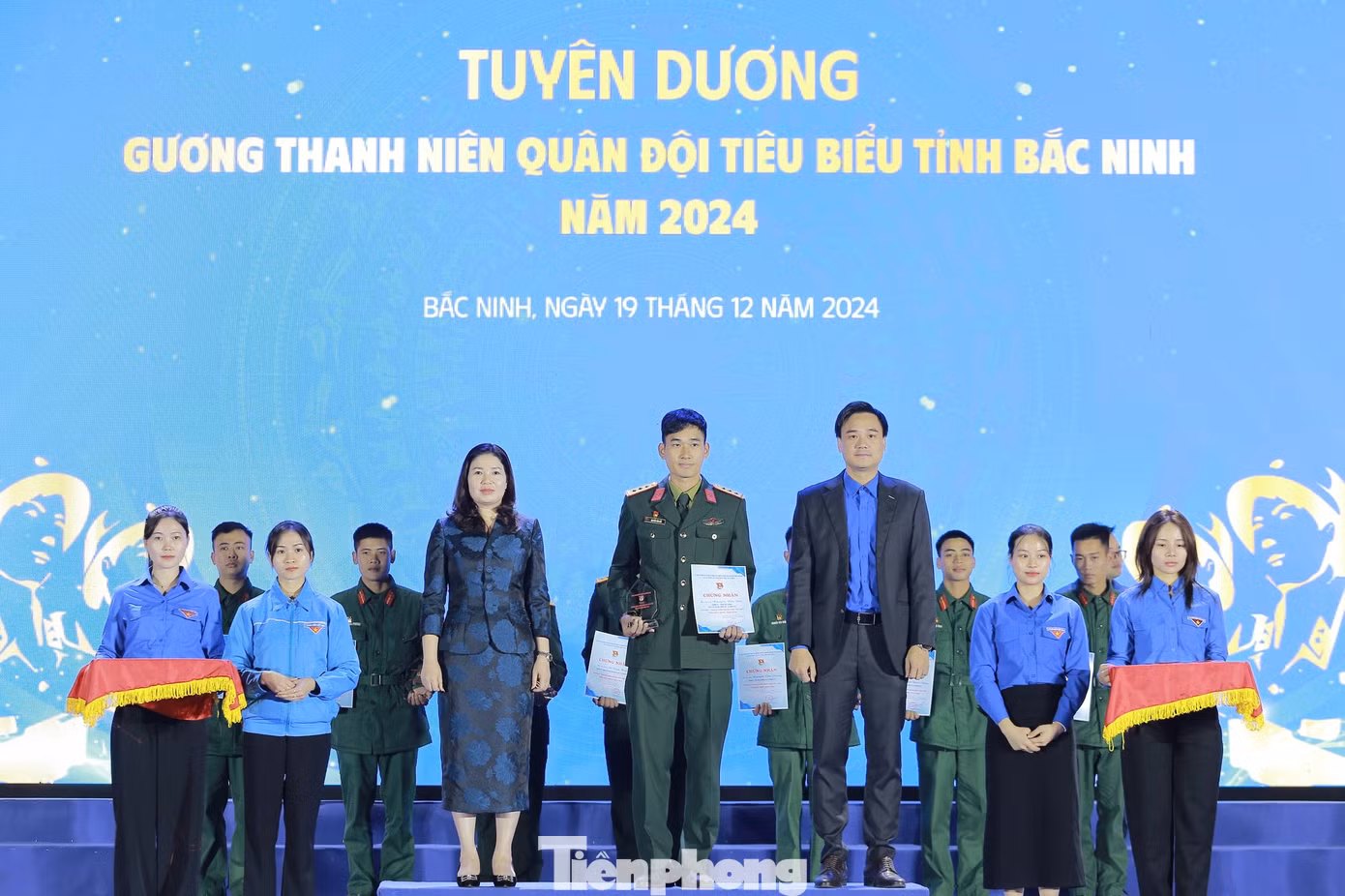 Anh Trần Văn Đăng - Bí thư Tỉnh Đoàn (bên phải) và lãnh đạo Đoàn đại biểu Quốc hội tỉnh Bắc Ninh trao thưởng thanh niên quân đội tiêu biểu. Anh Trần Văn Đăng - Bí thư Tỉnh Đoàn (bên phải) và lãnh đạo Đoàn đại biểu Quốc hội tỉnh Bắc Ninh trao thưởng thanh niên quân đội tiêu biểu.