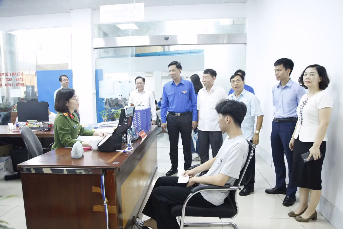 Thanh niên Công an tỉnh Bắc Ninh hướng dẫn người dân thủ tục hành chính ngày thứ Bảy. Ảnh: Nguyễn Thắng Thanh niên Công an tỉnh Bắc Ninh hướng dẫn người dân thủ tục hành chính ngày thứ Bảy. Ảnh: Nguyễn Thắng