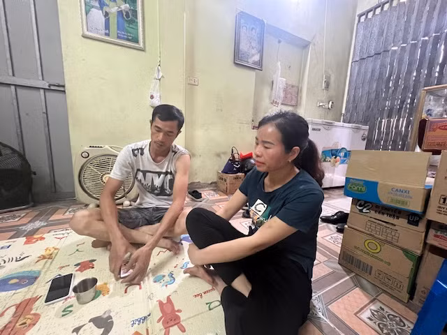 Ông Nguyễn Sỹ Đoán và vợ buồn bã đề nghị làm rõ trách nhiệm của những giáo viên mà ông cho là có liên quan đến hành vi tự vẫn của con gái. Ảnh Ngọc Quỳnh