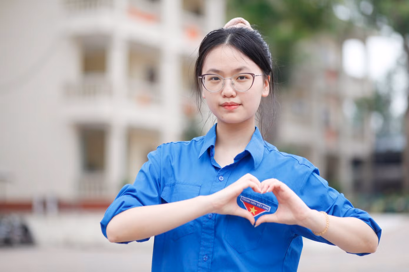 Nữ sinh trường THPT Hàn Thuyên (Bắc Ninh) thể hiện tình yêu với áo Đoàn. Ảnh: Nguyễn Thắng