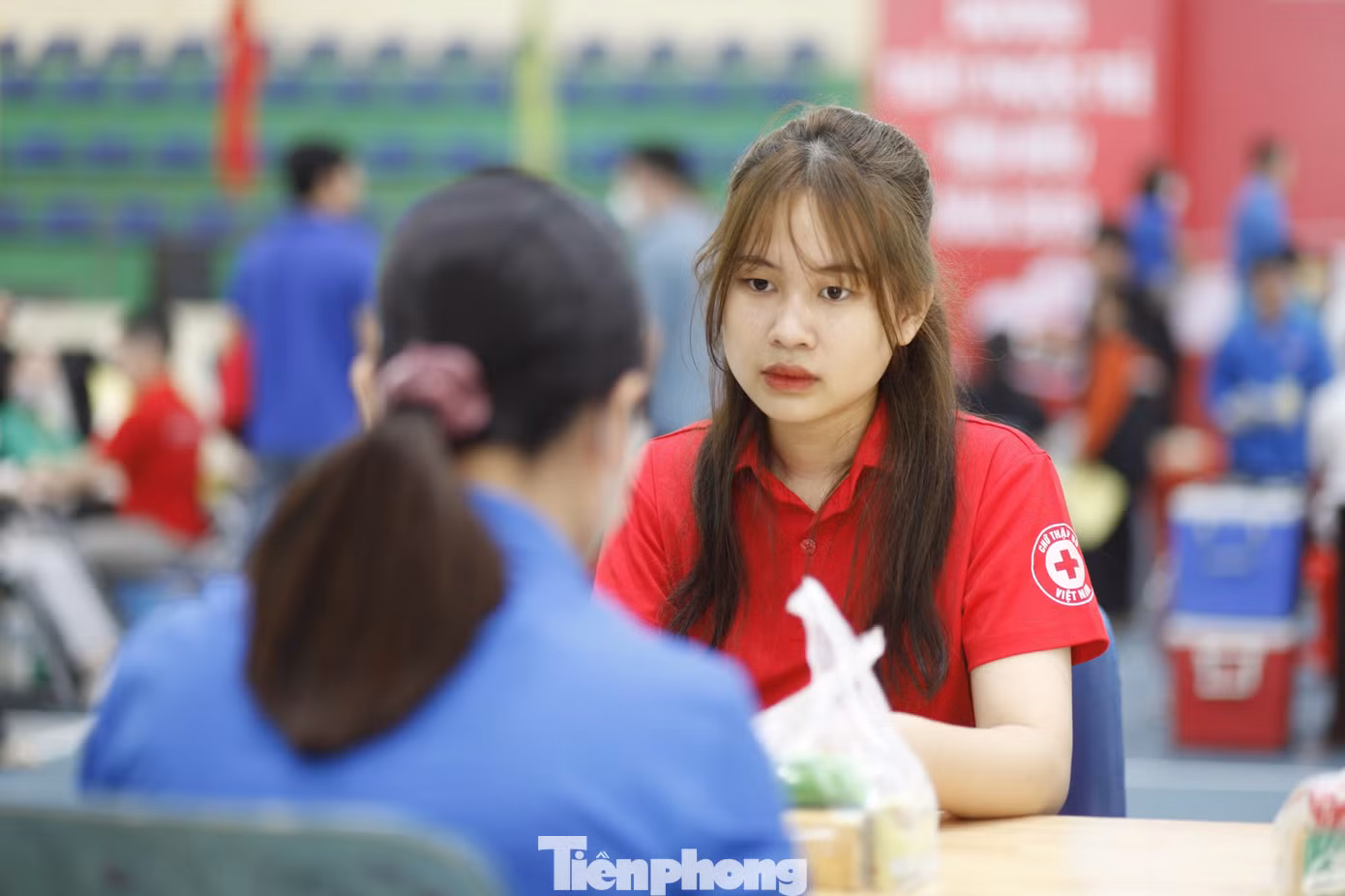 Tình nguyện viên hỗ trợ hiến máu.