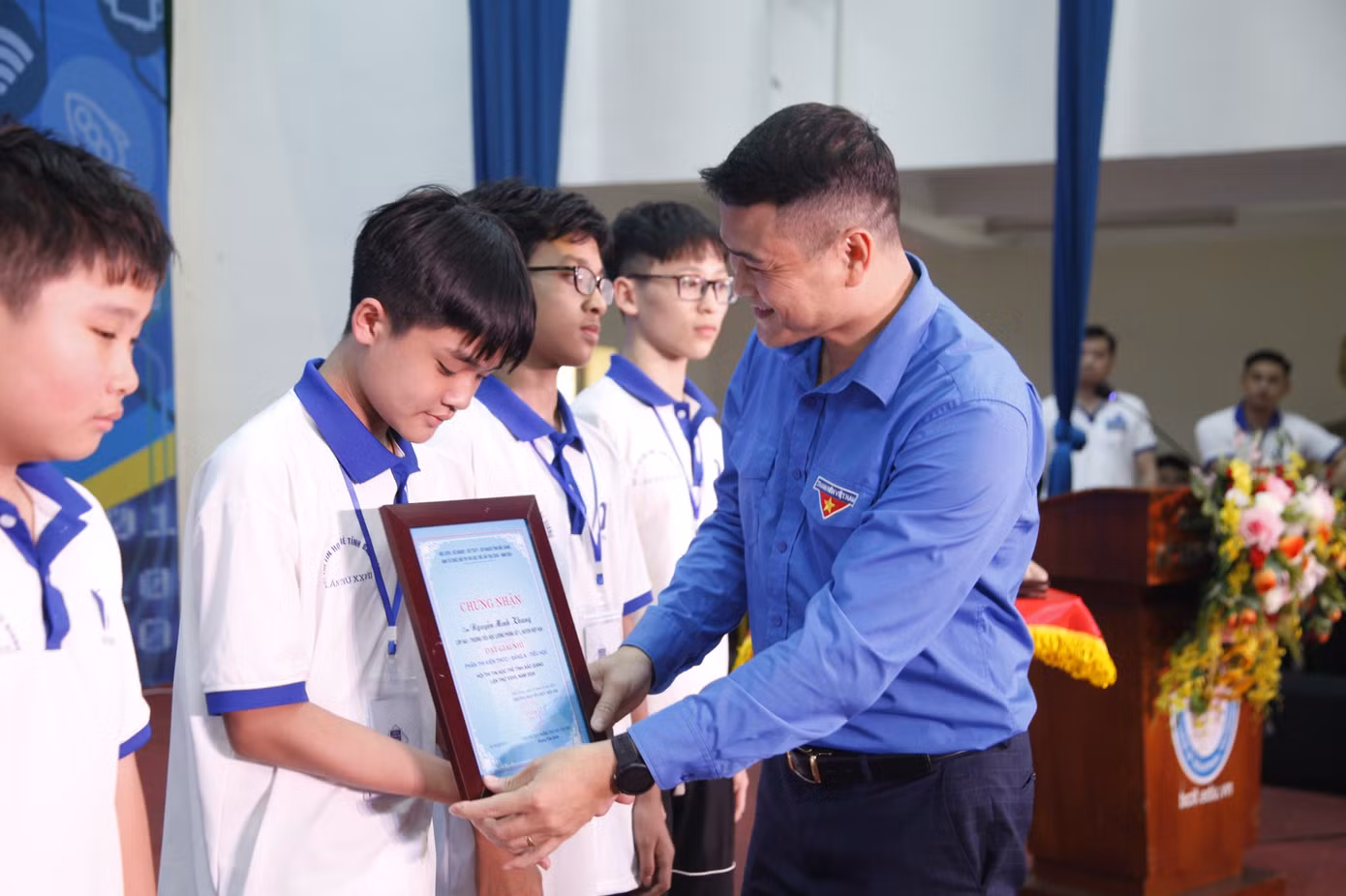 Phó Chủ tịch Thường trực Hội LHTN tỉnh Bắc Giang Hoàng Văn Quân trao giải cho các thí sinh. Ảnh: Nguyễn Thắng Phó Chủ tịch Thường trực Hội LHTN tỉnh Bắc Giang Hoàng Văn Quân trao giải cho các thí sinh. Ảnh: Nguyễn Thắng