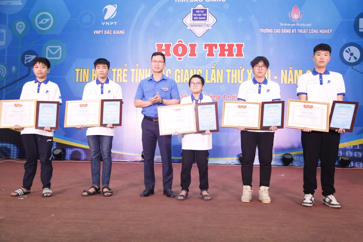 Bí thư Tỉnh Đoàn, Chủ tịch Hội LHTN tỉnh Bắc Giang Thân Trung Kiên trao giải cho các thí sinh. Ảnh: Nguyễn Thắng Bí thư Tỉnh Đoàn, Chủ tịch Hội LHTN tỉnh Bắc Giang Thân Trung Kiên trao giải cho các thí sinh. Ảnh: Nguyễn Thắng