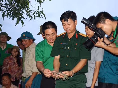 Đại tá Trần Minh Thanh, Chính ủy Bộ Chỉ huy Quân sự tỉnh Quảng Trị tại hiện trường 
