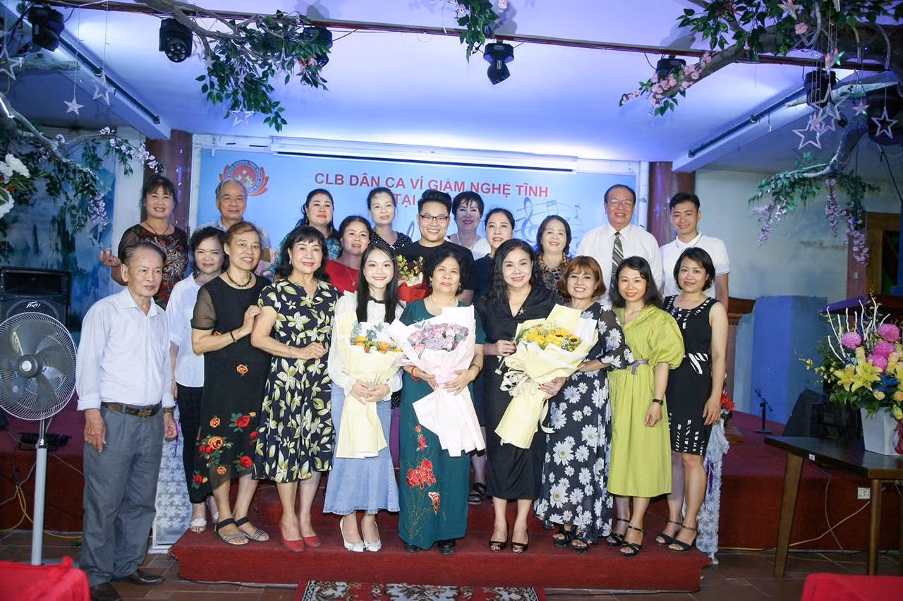 Niềm vui đong đầy hạnh phúc của các nghệ nhân lớn tuổi khi thấy các nghệ sỹ trẻ tài năng bảo tồn và phát huy dân ca Ví Giặm trong đời sống văn hóa đương đại. Niềm vui đong đầy hạnh phúc của các nghệ nhân lớn tuổi khi thấy các nghệ sỹ trẻ tài năng bảo tồn và phát huy dân ca Ví Giặm trong đời sống văn hóa đương đại.
