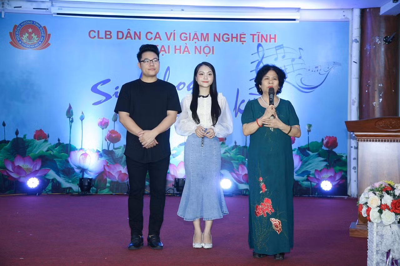 Lãnh đạo Câu lạc bộ dân ca ví giặm Nghệ Tĩnh tại Hà Nội chụp ảnh cùng các nghệ sỹ trẻ tài năng. Lãnh đạo Câu lạc bộ dân ca ví giặm Nghệ Tĩnh tại Hà Nội chụp ảnh cùng các nghệ sỹ trẻ tài năng.